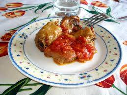 Il pollo al pomodoro è un secondo piatto semplice e gustoso che si cucina con pochi ingredienti, tra cui pollo, pomodoro e aromi vari. Pollo Al Pomodoro In Padella