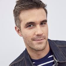 Andrew Laing's Instagram, Twitter & Facebook