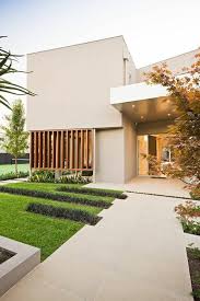 Moderne Gartengestaltung Ein Bekanntes Haus In Minimalistischem Stil Mit Entsprechenden Garten Moderne Hausfassaden Hauswand Minimalistischer Garten
