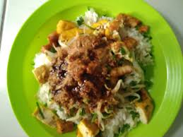 Mari kita mulai dari salah satu yang agak mainstream tapi mungkin enggak semua orang suka, yaitu sop kaki kambing! Nasi Lengko Ala Kadarnya Riris Ririsafriyana