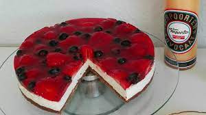 Mit schokoraspeln, oder wie in meinem fall die restlichen mandeln anrösten und auf den kuchen verteilen. Fruhlingstorte Erdbeer Joghurtkomposition Auf Eierlikor Knusperboden Kuchenrezepte Mit Eierlikor Verpoorten