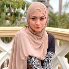 Ramai diperbincangkan adanya isu perselingkuhan dan hoax video syur 20 detik nathalie holscher dengan panji komara selaku manajer pkmanagement. Nathalie Holscher Home Facebook