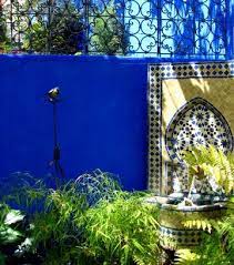 Les pots des plantes étaient de cette couleur et j'ai pu me procurer de cette peinture pour embellir mon jardin aussi. Peinture Murale Pour Exterieur Bleu Majorelle La Vie Est Bleue Peinture Naturelle Bleu Majorelle Outremer Chaux Room Margaret Thearmake
