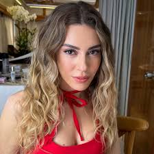 Sinem Kobal kendini anlatt�: "Sabah ak�am �p��eceksin