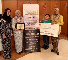 Agad na isinasalin ng libreng serbisyo ng google ang mga salita, parirala, at web page sa mahigit 100 pang wika mula sa english. Utm Senior Lecturer Won The Anugerah Tokoh Perdana 2018 Utm Newshub