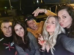 Ο στράτος τζώρτζογλου μετά την αποχώρηση του από τη «φάρμα» φιλοξενήθηκε στην εκπομπή της φαίης σκορδά. Qli0lxlhftaypm