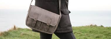 Largeur 35cm , hauteur 30 cm, profondeur 15 cm. Besace Homme Cuir Comment Bien Choisir