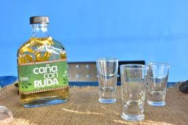 La tradición indica que se deben tomar tres tragos de caña con. Cana Con Ruda Que Es Y Por Que Se Toma El 1 De Agosto Infraganti Online