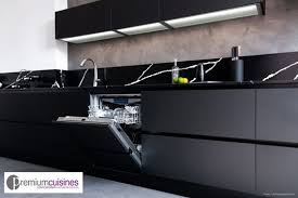 Meubles Sans Poignee En Fenix Nero Et Gorges Laquees Noir Mat Dans Une Cuisine Realisee Par Premium Cuisines Poignee Meuble Mobilier De Salon Cuisine
