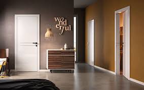 Comment Assortir Une Porte Laquee Blanche En La Mariant Avec Des Couleurs Taupe Vous Donnerez Alors Un To Deco Maison Interieur Interieur Design Boiseries
