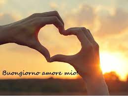 Per iniziare bene la giornata, all'insegna del romanticismo. Buongiorno Amore Mio 90 Frasi Per Iniziare La Giornata Con Il Cuore Colmo Di Felicita Frasidadedicare