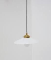 Suspension Evasee En Opaline Griffe De Fixation En Laiton La Quincaillerie Moderne Laiton Luminaire Fixation
