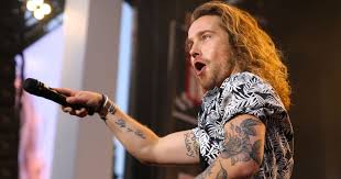 Tatouages, vie à deux… ses confidences étonnantes. Julien Dore Charmeur Au Fnac Live Hotel De Ville De Paris Le 8 Juillet 2017 Purepeople