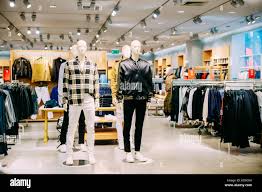 Des mannequins vêtus de vêtements casual homme mâle et des vêtements sur  les étagères et hanger en magasin de centre commercial Photo Stock - Alamy