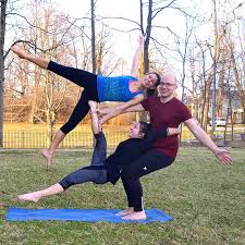 Lori Kaufman Tren Instagram Ever Look At A 3 Person Pose And Wonder How They Got Into It We Group Yoga Poses 3 Person Yoga Poses Personal Training Marketing