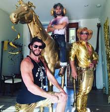 Sei il primo a lasciare una. Liam Hemsworth And Miley Cyrus Attend Bizarre Birthday Party In Venice Beach Daily Mail Online