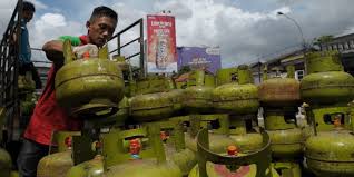 Many lpg suppliers can only offer 45kg gas bottles because they don't have the tankers required to fill larger 90kg & 210kg sized cylinders, but tanker filled 45 kg gas bottle refill price can be less than exchange 45 kg gas bottle prices. Pedagang Kecil Menjerit Mahalnya Harga Lpg 3 Kg Merdeka Com