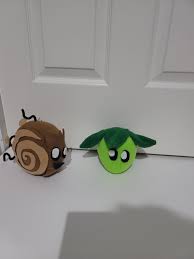 Tumbleweed and Umbrella Leaf in plushie form : rPlantsVSZombies