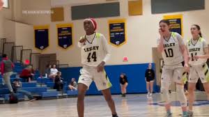 One-armed college basketball player makes women's Division III history