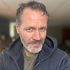 In Killdear North Dakota 🇺🇸🤔 just a driver out with his life partner  picking up some snacks 😳 she must hate to weight in the truck. I wonder if  she too had