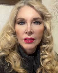 En medio de la semana disfrutando un nuevo día. Feliz miércoles.  🙏🏻♥️💀🎭💋🌵