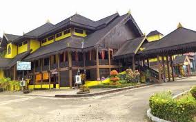 Rumah melayu tradisional merupakan suatu aset yang berharga untuk dipelihara senibinanya untuk generasi akan datang.ini kerana rumah melayu tradisional mempunyai banyak keistimewaan yang belum tentu. Rumah Adat Melayu Kalimantan Barat