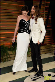 Their chaotic, narcissistic love story fuelled the rapid rise of the startup, but even their drive couldn't keep it afloat. Pin By Maria Schroeder On Oskari 2014 Oscars 2014 Roger Vivier Vanity Fair Oscar Party Anne Hathaway Photos