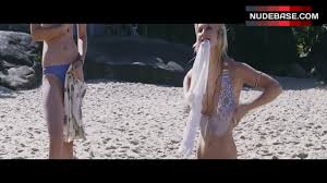 Beau Garrett Bare Tits on Beach – Turistas (1:01) | NudeBase.com