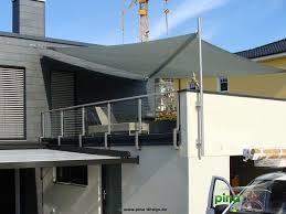Sonnensegel In Elektrisch Aufrollbar Auf Einer Dachterrasse Als Grossflachiger Regen Und Sonnenschutz Sonnensegel Balkon Sonnensegel Elektrisches Sonnensegel