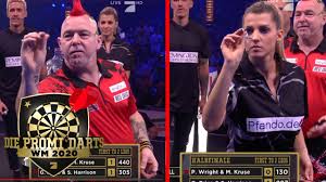 Der krasse außenseiter lewis gestaltete die ersten vier sätze ausgeglichen, ließ in den entscheidenden phasen aber chancen aus. Halbfinale Sarah Harrison Vs Max Kruse Promi Darts Wm 2020 Prosieben Youtube