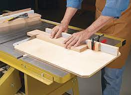 A table saw sled (or cross cut sled) makes cutting wood against the grain safer, and much easier. Table Saw Sleds Woodworking Project Woodsmith Plans