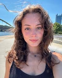 Jillian Hope's Instagram, Twitter & Facebook