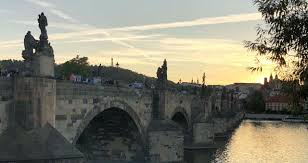 Prag är en av de vackraste städerna i världen. Prag Och Chesky Krumlov Tva Tjeckiska Parlor Gone Camping