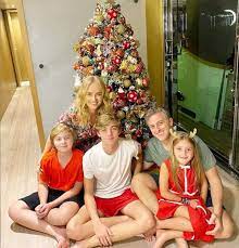 Meu parceiro para qualquer parada. Angelica E Huck Posam Com Os Tres Filhos Na Sua Mansao Familia Linda