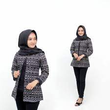 Kesan lebih resmi memang di dapatkan dari baju batik, maka dari itu sangat sepadan memang banyak wanita memilih baju jenis ini sebagai atasan ketika harus bekerja, sampai dengan datang ke sebuah acara resmi. Atasan Batik Wanita Blouse Batik Terbaru 2020 Modern Kekinian Lengan Panjang Seragam Batik Lazada Indonesia