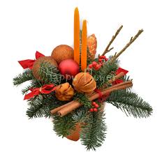 Transmite emoțiile sărbătorilor de iarnă cu un aranjament floral spectaculos, creat special pentru această perioadă din an, plină de bucurii și surprize. Aranjament De Craciun Cu Brad Lumanari Si Decoratiuni Portocalii Scortisoara Happy Flower Florarie Online