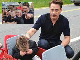 Robert Downey Jr Tanpa Kostum Iron Man Bocah Menangis Kecewa
