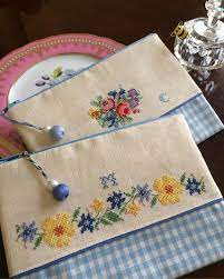 100円均ポーチのリメイクを プレゼント用に2個作りました 刺繍 刺しゅう 100均ポーチ 32ct クロスステッチ クロスステッチ刺繍 刺繍教室 オリジナルタッセル embroidery handmade vintage textiles vintage embroidery sewing crafts