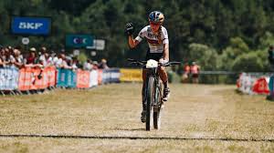 Comme de nombreux athlètes dont la jeunesse s'écrit au cœur des montagnes, elle pratique dès son plus jeune âge de nombreux sports, dont le ski et le vtt. Vtt Pauline Ferrand Prevot Dauphine De Loana Lecomte Aux Championnats De France