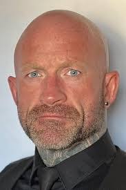 Robert Farquhar's Instagram, Twitter & Facebook