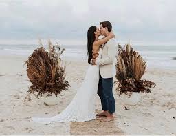 With the gorgeous waves, flower crown, and her stunning boho yolan cris dress, pat looked every inch the romantic and chic princess. Beach Boho Florals Pikt Flowers