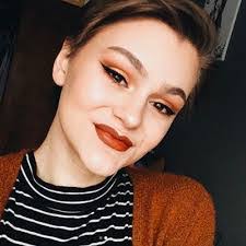 Adele Horton's Instagram, Twitter & Facebook