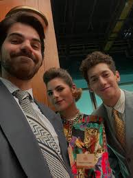 Por ahí anduvimos echando los pasos prohibidos en “Mentiras La Serie” en  @amazonprime 🕺🙌 1. Su ejecutivo ochentero de confianza 🤓 2. It's a Wrap  🎬 3. Tercia querida 💙 4. BTS