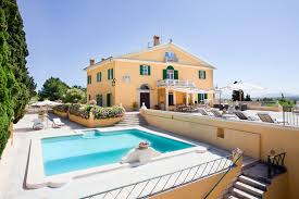 Diese 40 hektar große finca ist ein typisch mallorquinisches landgut, das sich durch die ausgewogenheit zwischen ländlicher umgebung und dem haus mit einem hellen, minimalistischen interieur auszeichnet. Romantische Fincas Fur Die Hochzeit Auf Mallorca Redspa De