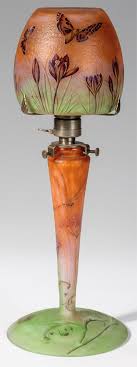 Jugendstil lampen jugendstil architektur dekorative lampen lampen antik lampen und leuchten industriedesign lampen produktdesign pfauenfedern art deco lampen. Description Bedeutende Und Seltene Tischlampe Mit Krokus Und Insekten Daum Freres Nancy Um 1900 Farbloses Glas Mit Flockigen Pulverei Lampe Tischlampen Daum