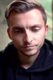 He documents his medical history in videos in which he explains the. Krebskranker Youtuber Philipp Mickenbecker Formuliert Letzte Worte Gala De