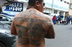 El aniversario número 35 del gol del siglo, el eterno tanto que diego armando maradona le marcó a inglaterra, en los cuartos de final del mundial de méxico 86, suele ser un motivo de emoción y orgullo para los argentinos. La Mano De Dios Maradona Tatuaje Por Que La Gente Se Tatua A Maradona Te Contamos La Razon Deportes Futbol Tudn Univision Maradona Que Fallecio En Su Casa Situada Unos