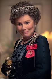 The first image of imelda staunton as queen elizabeth ii for season 5' of the crown has been revealed.production went underway this month for the popular series about britain's most famous family. Imelda Staunton Wird Bei Einem Spaziergang Mit Dem Schauspieler Jim Carter Aus Downton Abbey Und Ihrer Tochter Gesehen Aktuelle Boulevard Nachrichten Und Fotogalerien Zu Stars Sternchen