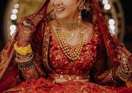 Raani haar necklace is the right choice to go along with that aristrocratic saree. 13 Rani Haar Designs To Satisfy Your Royal Maharani Soul