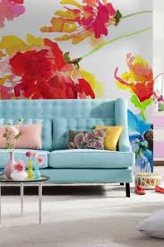 ورق جدران بألوان براقة يبدو و كأنه رسم اليد يبرز الكنب أمامه Decor Home Decor Colorful Interiors